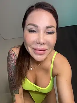 Snapshot of Golden__PollyX chatting on June 14, 5:20 am Golden PollyX online show from June 14, 5:20 am