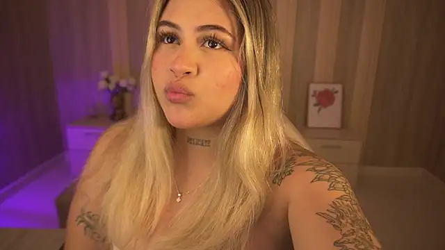 Snapshot of Sahury_Sweet chatting on June 22, 3:19 am Sahury Sweet online show from June 22, 3:19 am