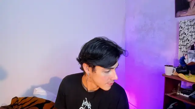 Snapshot of Eros_Blue chatting on June 17, 11:49 pm Eros Blue online show from June 17, 11:49 pm