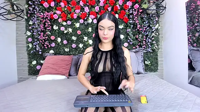 BelaPoncee online show from June 16, 7:05 pm