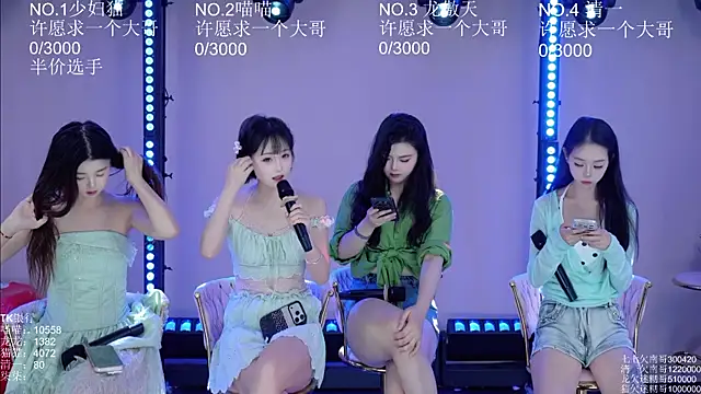 Snapshot of Stars-01 chatting on July 28, 3:35 am Stars-01 online show from July 28, 3:35 am