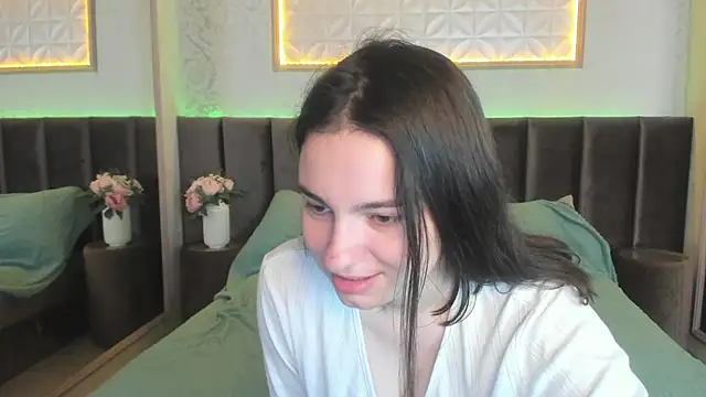 Snapshot of YolandiBev chatting on June 17, 5:43 am YolandiBev online show from June 17, 5:43 am