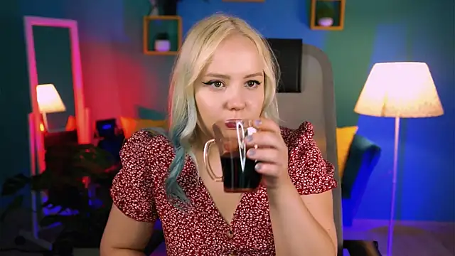 Snapshot of stellawatts chatting on June 16, 8:06 am stellawatts online show from June 16, 8:06 am