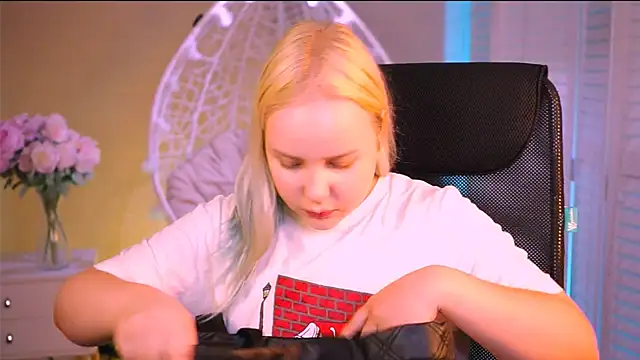 Snapshot of stellawatts chatting on June 19, 10:08 am stellawatts online show from June 19, 10:08 am