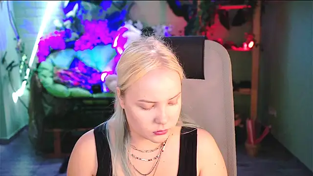 Snapshot of stellawatts chatting on June 21, 8:06 am stellawatts online show from June 21, 8:06 am
