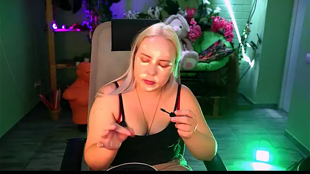 Snapshot of stellawatts chatting on June 30, 8:04 am stellawatts online show from June 30, 8:04 am
