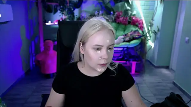 Snapshot of stellawatts chatting on July 5, 8:10 am stellawatts online show from July 5, 8:10 am