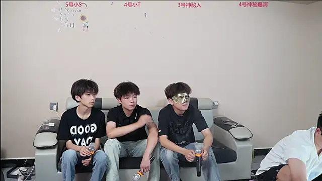 SSUU008 online show from June 17, 11:23 am