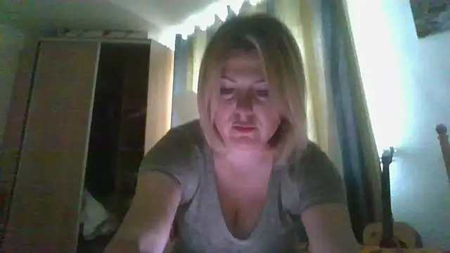Snapshot of ElenaLove888 chatting on June 15, 7:32 am ElenaLove888 online show from June 15, 7:32 am
