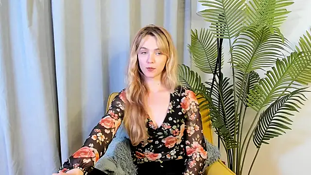 Snapshot of MarielRoloson chatting on June 15, 5:15 pm MarielRoloson online show from June 15, 5:15 pm