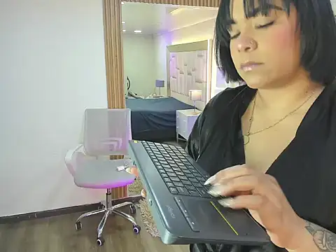 Vivi Wollds online show from June 18, 4:02 am
