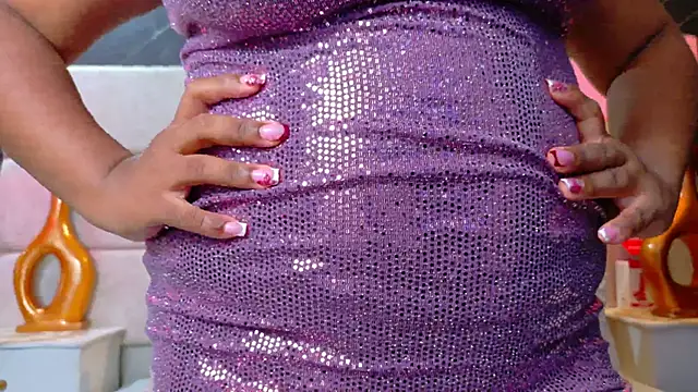 Snapshot of EbonyHenner chatting on June 19, 11:58 am EbonyHenner online show from June 19, 11:58 am