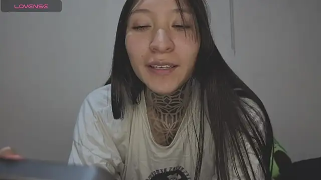 Snapshot of isasaenz_ chatting on August 2, 6:34 am isasaenz online show from August 2, 6:34 am