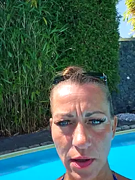 Snapshot of housewifebella chatting on June 24, 10:36 am housewifebella online show from June 24, 10:36 am