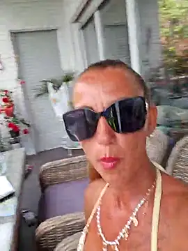 Snapshot of housewifebella chatting on July 13, 9:23 am housewifebella online show from July 13, 9:23 am