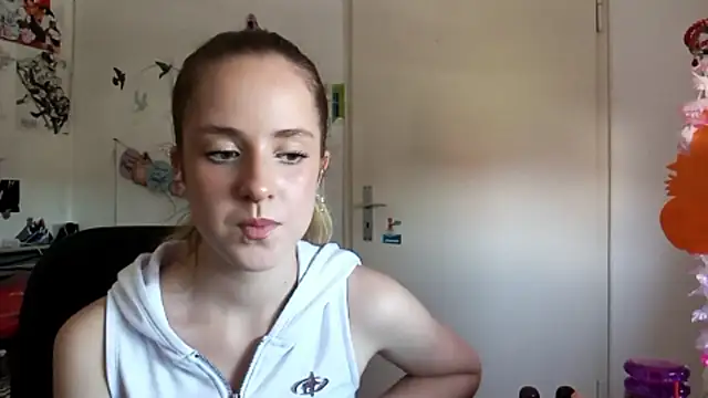 Snapshot of petaljig chatting on June 18, 12:09 pm petaljig online show from June 18, 12:09 pm
