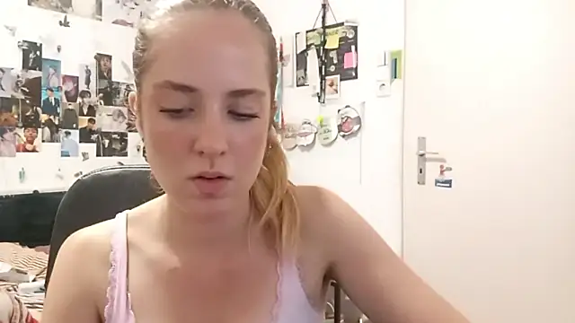 Snapshot of petaljig chatting on June 22, 2:47 pm petaljig online show from June 22, 2:47 pm