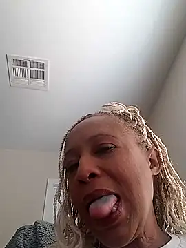 Snapshot of BlackPearlz69 chatting on January 24, 8:22 pm BlackPearlz69 online show from January 24, 8:22 pm