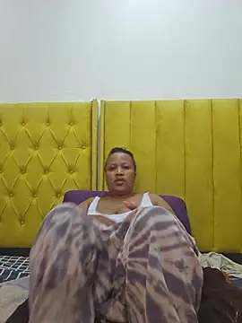 Snapshot of THICKCHARMAxxx28 chatting on June 15, 8:33 pm THICKCHARMAxxx28 online show from June 15, 8:33 pm