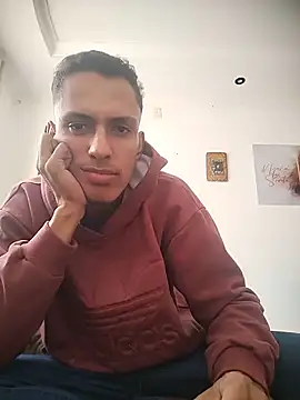 Snapshot of roludo18cmrs chatting on June 17, 3:57 pm roludo18cmrs online show from June 17, 3:57 pm