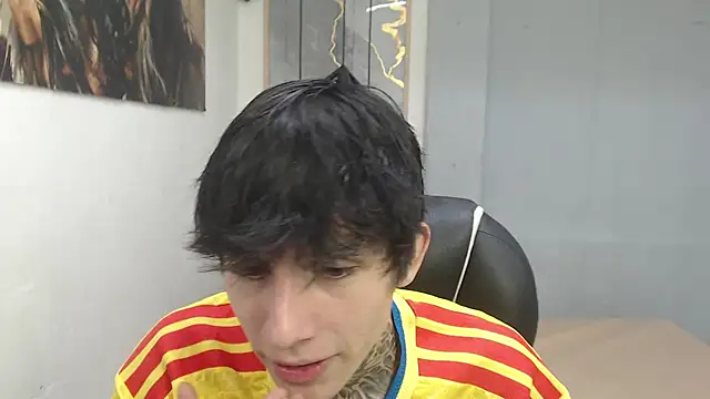 Snapshot of Cry_thereal chatting on July 1, 7:32 am Cry thereal online show from July 1, 7:32 am
