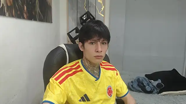 Snapshot of Cry_thereal chatting on July 11, 7:00 am Cry thereal online show from July 11, 7:00 am