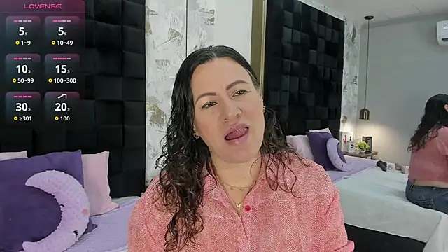Snapshot of CharlotteG_ chatting on June 27, 1:39 pm CharlotteG online show from June 27, 1:39 pm