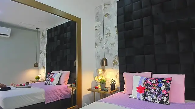 Snapshot of CharlotteG_ chatting on July 18, 12:53 pm CharlotteG online show from July 18, 12:53 pm