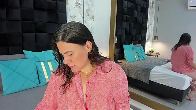 Snapshot of CharlotteG_ chatting on July 24, 1:20 pm CharlotteG online show from July 24, 1:20 pm