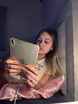 Snapshot of selina-sky chatting on July 23, 5:27 am selina-sky online show from July 23, 5:27 am