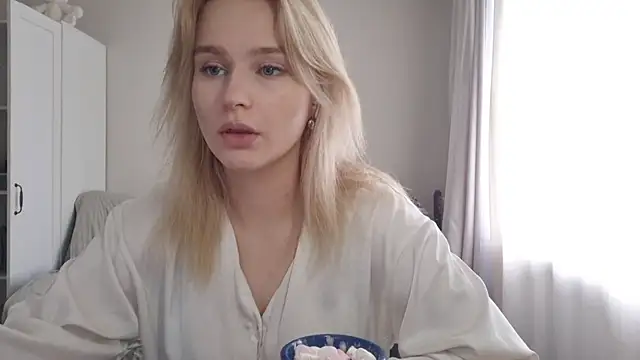 Snapshot of BloomMoon chatting on July 11, 1:14 pm BloomMoon online show from July 11, 1:14 pm