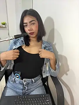 Snapshot of cherry_skinnyy_ chatting on August 4, 2:59 am cherry skinnyy online show from August 4, 2:59 am