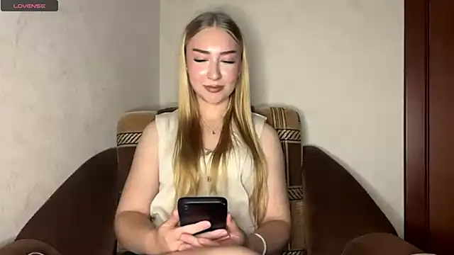 Snapshot of AlinaTeaseX chatting on July 2, 8:26 pm AlinaTeaseX online show from July 2, 8:26 pm