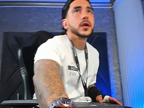 DanteDonovan  online show from August 9, 10:15 pm