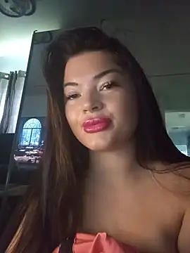 Snapshot of Curveyqueenn chatting on July 3, 1:39 pm Curveyqueenn online show from July 3, 1:39 pm