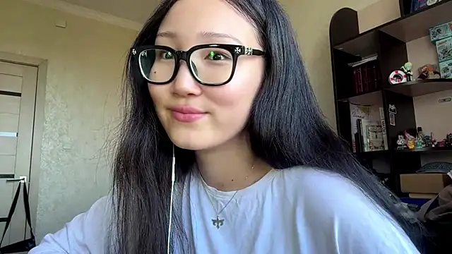 Snapshot of QueenOfCute chatting on July 6, 4:20 am QueenOfCute online show from July 6, 4:20 am