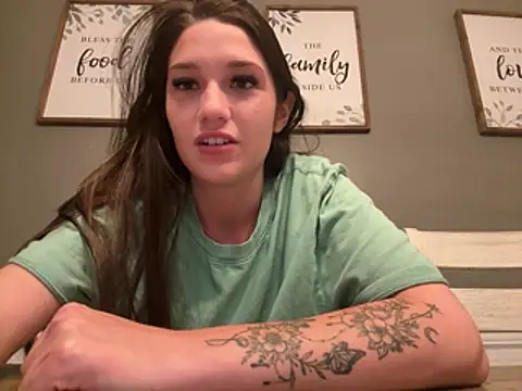 Snapshot of prettygirll00 chatting on July 7, 1:41 am prettygirll00 online show from July 7, 1:41 am