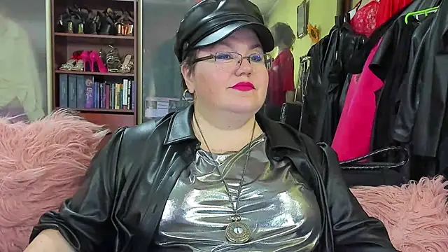 KaryQueen online show from March 5, 4:02 pm