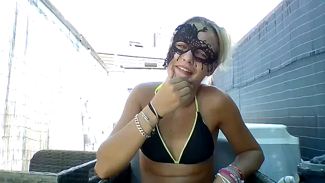 Snapshot of JeuneCharme1 chatting on July 16, 1:17 pm JeuneCharme1 online show from July 16, 1:17 pm