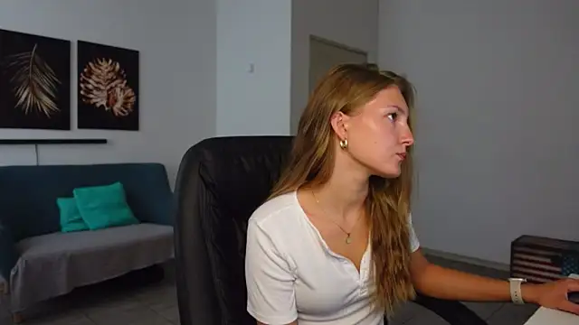 Snapshot of Lana_Jewel chatting on August 3, 6:34 am Lana Jewel online show from August 3, 6:34 am