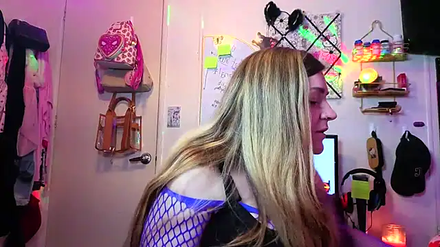 Snapshot of xxKitten chatting on July 21, 5:21 am xxKitten online show from July 21, 5:21 am