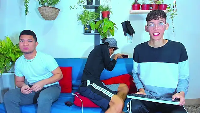Snapshot of AverageDirtyBoys chatting on July 21, 6:10 pm AverageDirtyBoys online show from July 21, 6:10 pm