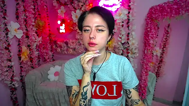 Snapshot of Adelin_R chatting on July 25, 9:18 am Adelin R online show from July 25, 9:18 am