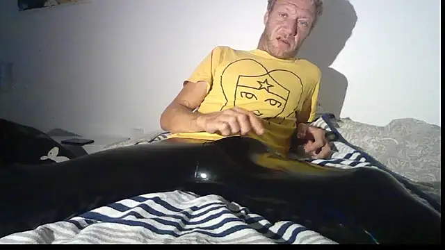 Snapshot of PumpStone chatting on August 1, 1:32 pm PumpStone online show from August 1, 1:32 pm