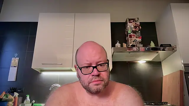 Snapshot of theitalianbear chatting on July 4, 3:24 am theitalianbear online show from July 4, 3:24 am