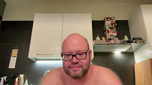 Snapshot of theitalianbear chatting on August 4, 3:21 am theitalianbear online show from August 4, 3:21 am