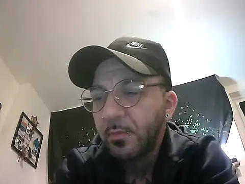 Snapshot of MagicStickBoy chatting on March 25, 11:33 pm MagicStickBoy online show from March 25, 11:33 pm