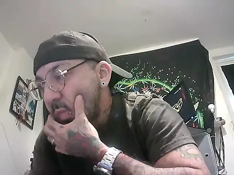 Snapshot of MagicStickBoy chatting on April 3, 1:42 pm MagicStickBoy online show from April 3, 1:42 pm