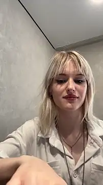 Snapshot of LezzyCrown chatting on July 31, 12:04 pm LezzyCrown online show from July 31, 12:04 pm