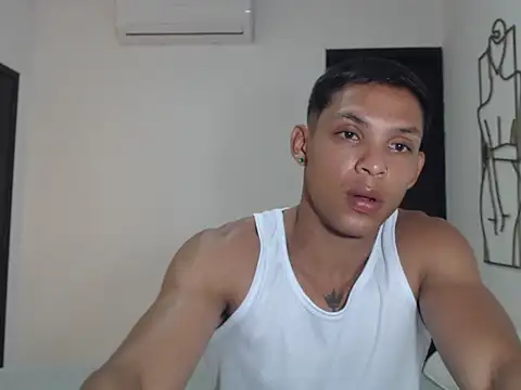 braddhott  online show from August 1, 9:25 pm